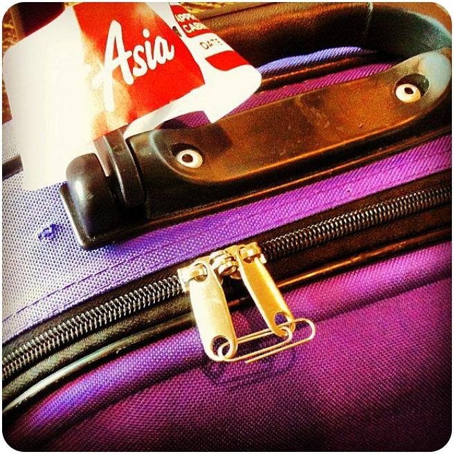 Travel Hacks: use paper clips to lock your baggage
