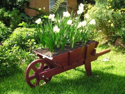 pallet-barrow-wheel-planter